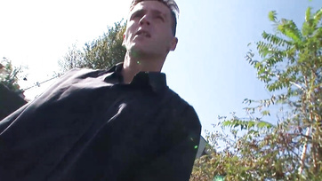 Auf den Straßen von Budapest wurde das hübsche Mädchen tagsüber von dem Gefangenen mit dem stehenden Schwanz einen geblasen Thumb