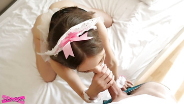 Molliges Dienstmädchen liebt es, wenn ihre Pussy hart gefickt wird Thumb