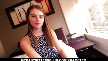 Das charmante junge Mädchen spreizte ihre Schenkel, um ihren Job zu behalten Thumb