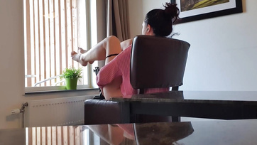 Ich liebe es, den Typen von nebenan anzustarren, während ich mit meiner feuchten Pussy spiele Thumb