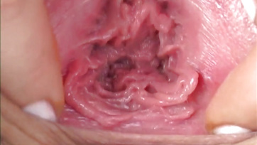 Ungarisches Baby zeigte beim Fingern ihre schöne Pussy aus der Nähe Thumb