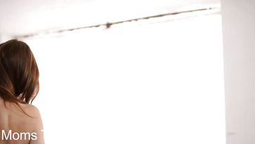 Dreier mit meiner hungrigen Stiefmutter und dem gelassenen Nachbarsmädchen Thumb