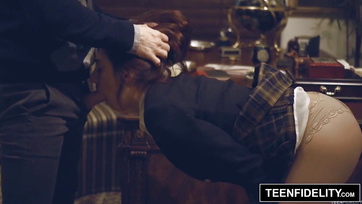 Die ungezogene Lehrerin hat die Pussy des schüchternen jungen Mädchens gefickt Thumb