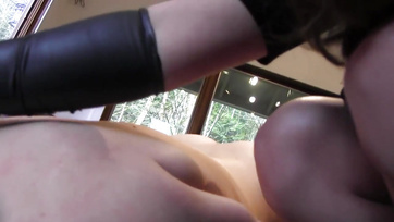 Er peitschte sie aus und fickte dann die aschfahle Pussy ihres lesbischen Mädchens hart mit einem Dildo Thumb