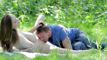 Er hat seine schöne Braut mit den großen Titten im Freien gefickt Thumb