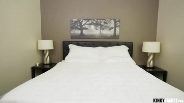 Stiefschwester tanzt nackt für ihren Bruder Thumb