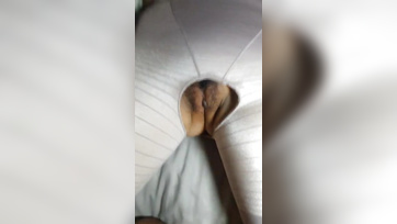 Ihre geile kleine haarige Pussy wurde von ihrem geilen Kumpel durch ihre löchrige, kurze Pussy gefickt Thumb