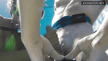Das Mädchen wollte unter Wasser Sex mit mir haben, also habe ich ihre Muschi gefickt Thumb