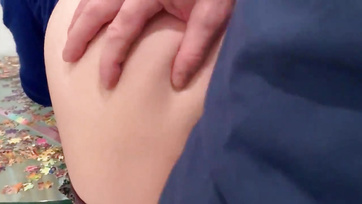 Meine Stiefmutter holte ihre Titten raus und bat mich, sie zu ficken Thumb