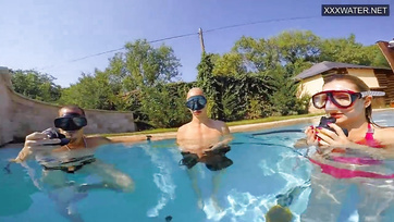 Die mutige Ungarin hat den Schwanz des Kerls unter Wasser gelutscht Thumb