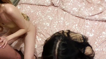 Tausch: Eine alte und eine junge Tussi swingen mit einem anderen Kerl Thumb