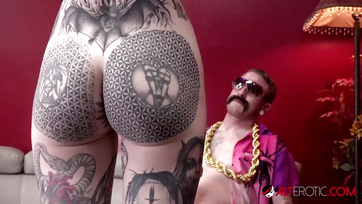 Die dünne tätowierte Schlampe hat beim Casting eine Wurst in ihre Muschi genommen Thumb