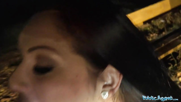 Für eine kleine Aufmerksamkeit ging das vollbusige Pester Mädchen rein und lutschte den Schwanz Thumb