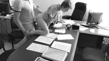 Er hat die süße Sekretärin im Büro gefickt, was von der versteckten Kamera aufgezeichnet wurde Thumb