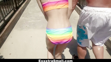 Winziges kleines Küken mit kleinen Titten und einem starken Mann mit großem Schwanz Thumb