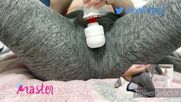 Die Yogahose meiner Frau wurde nass, während sie ihre Muschi mit ihrem Vibrator fingerte Thumb