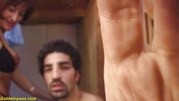 Vollbusige rothaarige ungarische Mutter stürzt sich nach dem Saugen auf Schwanz Thumb