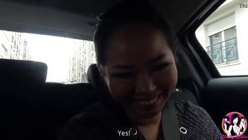 Geile asiatische Teenagerin in zerrissenen Strümpfen Thumb