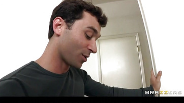 Sie hat den riesigen Schwanz ihres Kunden gelutscht und mit ihrem Arsch geritten Thumb