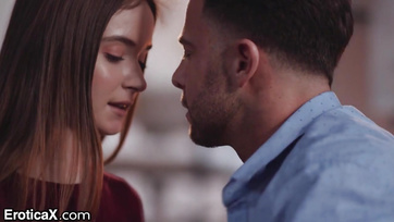 Schlampen tauschen ihre Freunde, um ihr Sexleben aufzupeppen Thumb