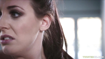 Junger Typ fickt sexy, vollbusige Haushälterin Thumb