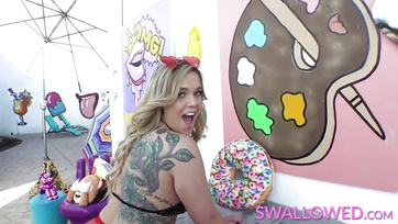 Schmutzige junge Luvnya lutscht riesigen Schwanz schmutzig Thumb