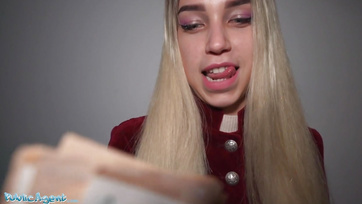 Straßenagent bläst schöner 20-jähriger Teenagerin einen Thumb