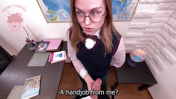 Geiler Lehrer rammt seinen geschwollenen Schwanz in süße Teeny-Muschi Thumb