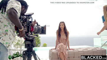 Das süße weiße Mädchen ist ein Profi mit 2 riesigen Schwänzen Thumb