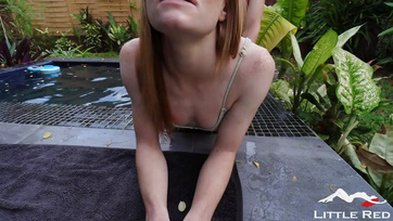 Zuerst im Whirlpool und dann in meinem Zimmer ziehe ich den Bikini Sunci über meinen Schwanz Thumb