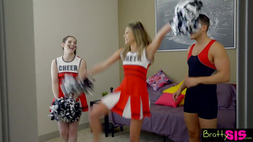 Stiefbruder spritzt in die aschfahlen Pussy seiner kleinen Schwester Thumb