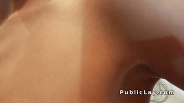 Das Mädchen aus Pest hat ihre Muschi nass gemacht und sich in den Schwanz des Agenten verliebt Thumb