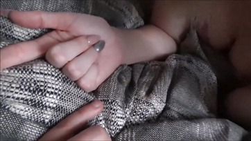 Stiefschwester mit Engelsgesicht lutscht den geschwollenen Schwanz ihres Bruders Thumb