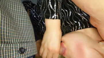 Ich habe das Mädchen von der Party mit nach Hause gebracht und ihre kleine Möse hart gefickt Thumb