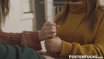 Schüchternes Schulmädchen fickt Stiefvater und Stiefmutter im Dreier Thumb