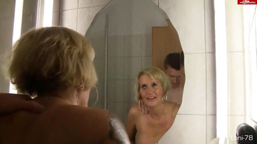 Vollbusige blonde Mutter hat nach der Wurst ihres Stiefsohns in ihrem Arsch gefragt Thumb