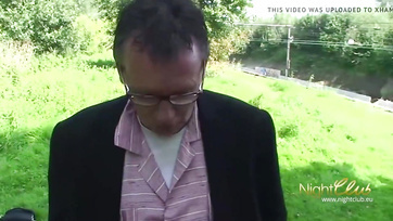 Deutsche Schlampe hat ihre Muschi in der Öffentlichkeit gefickt und das Sperma eines alten Mannes geschluckt Thumb