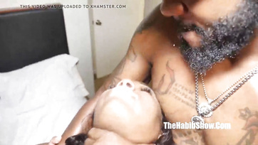 Er bearbeitete die Pussy der schwarzen Tussi hart mit seinem riesigen Schwanz Thumb