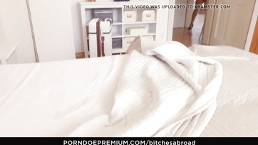 Das vollbusige slowakische Baby hat es geschafft, den muskulösen Kerl zu ein paar unartigen Sachen zu überreden Dinge Thumb