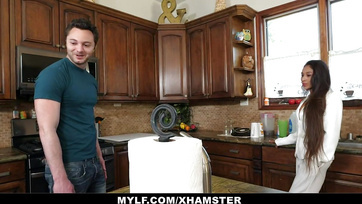 Unartige Mutter hat ihren Stiefsohn aus Dankbarkeit ordentlich durchgefickt Thumb