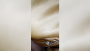 Ich habe das indonesische Mädchen gebeten, ihre Hose runterzuziehen, damit ich ihre Muschi ficken kann Thumb