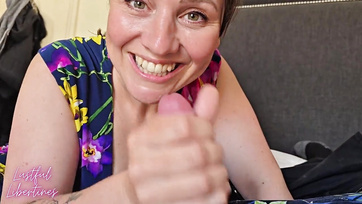 Meine perverse Stiefschwester hat sie rausgeholt und meinen steifen Schwanz in ihre haarige Muschi gerammt Thumb