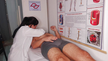 Die charmante Krankenschwester hatte keine Angst, sondern lutschte freudig den erigierten Schwanz ihres Patienten Thumb