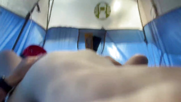 Er hat dem süßen jungen Mädchen am Strand in einem Zelt eine riesige Ladung Sperma auf die Pussy gespritzt Thumb