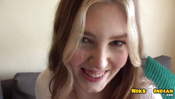 Junge Schlampe schluckt freudig das Sperma ihres Lovers, nachdem sie hart im Arsch Thumb