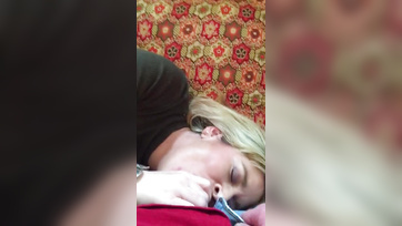 Ich entspannte mich im Wohnzimmer, als meine Frau anfing, meinen Schwanz zu lutschen. Thumb