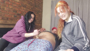 Zwei schüchterne Teenie-Mädchen wichsen abwechselnd den Schwanz ihres Stiefbruders Thumb