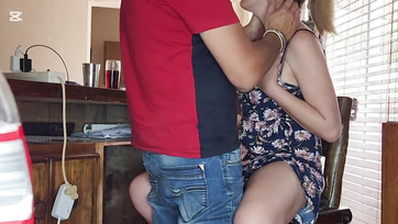 Während mein Freund auf der Toilette war, habe ich seine heiße Frau schnell gefickt Thumb