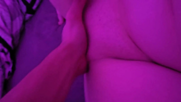 Das sexy Amateurmädchen stöhnte laut, während ihr Freund ihre feuchte Muschi mit den Fingern bearbeitete Thumb