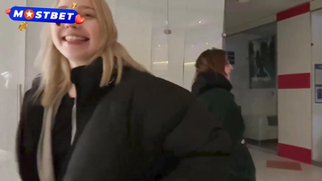 Im Auto lutschten die frechen Mädchen sich selbst, aber im Kino bekamen sie auch ihre Schwänze hoch Thumb